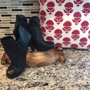 Gianni Bini shortie black boots